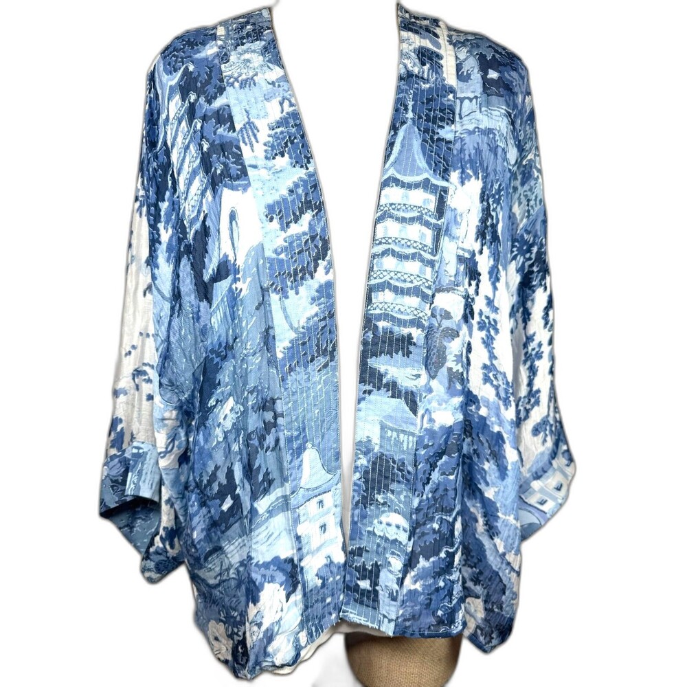 ONE HUNDRED STARS by Two's Company Short Kimono Blue White Pagoda Shear Top